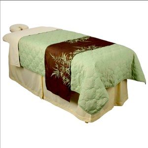 MASSAGE TABLE COVER OR TRUNDLE. BED